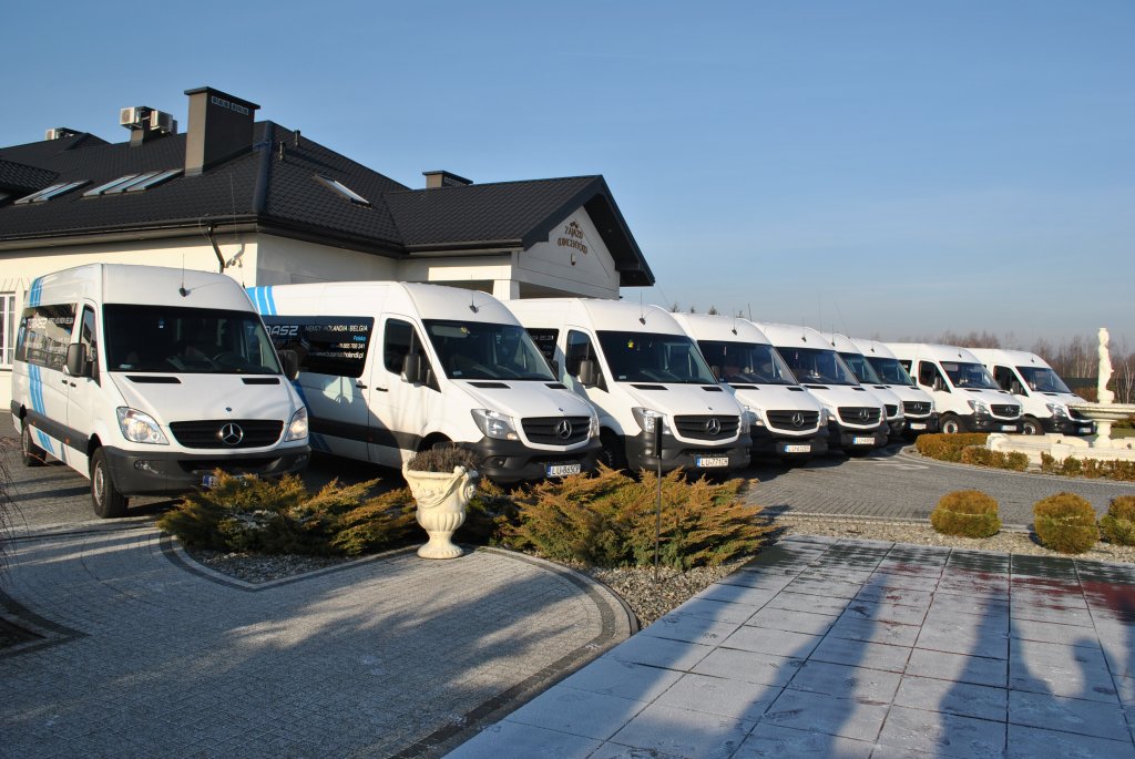 Busy Mercedes na parkingu