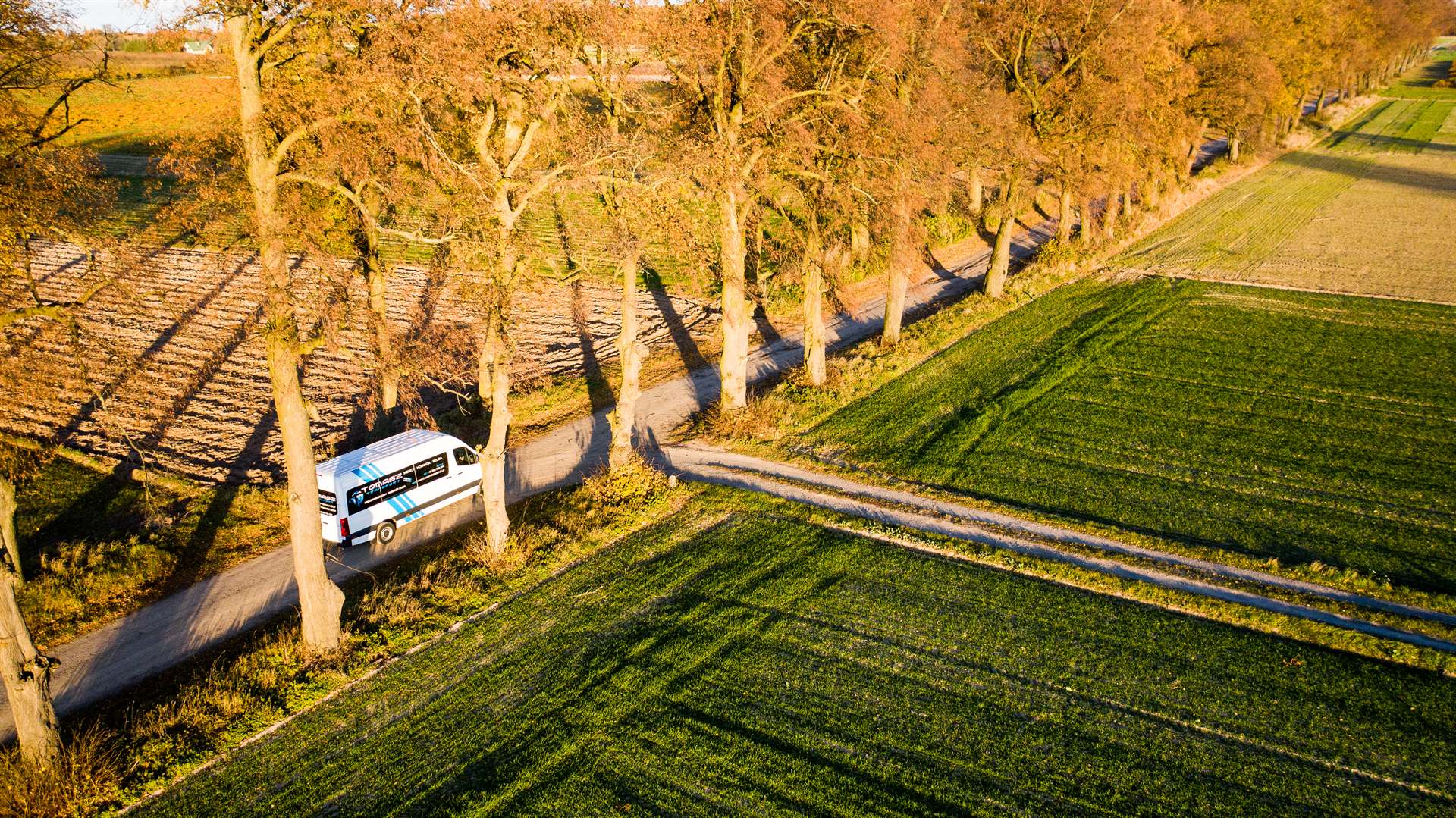 Bus Mercedes Sprinter na trasie z lotu ptaka