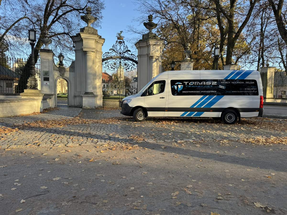 Bus do Belgii i Niemiec — Mercedes Sprinter przed bramą pałacu