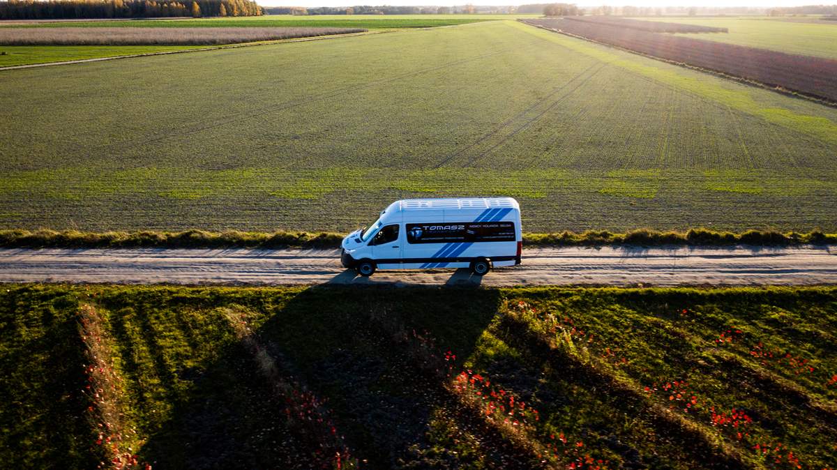 Busem do Holandii — bus na drodze wśród zielonych pól