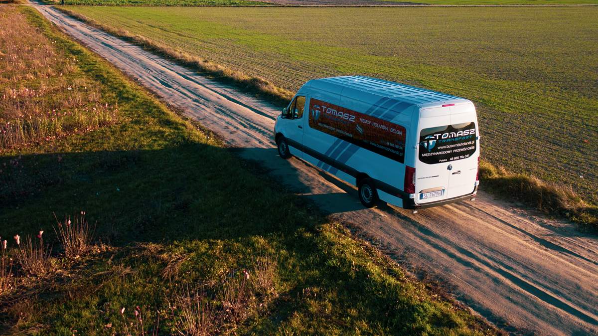 Busem do Niemiec — bus na polnej drodze z lotu ptaka