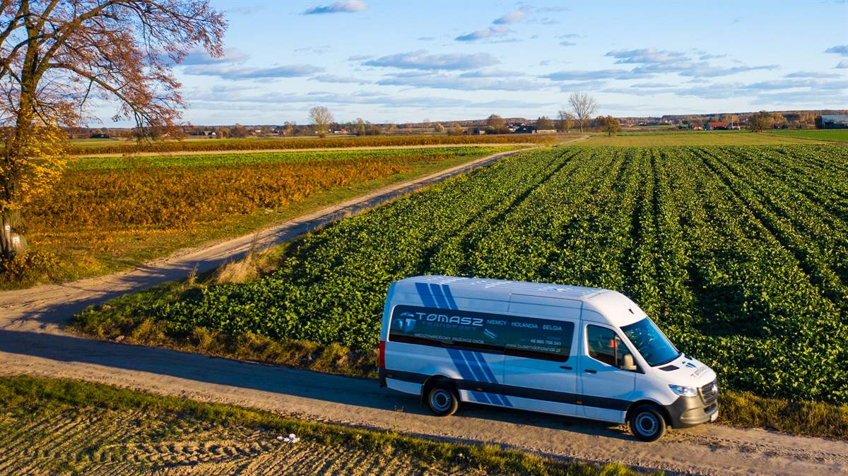 Busy do Belgii — Mercedes Sprinter na tle zielonych pól