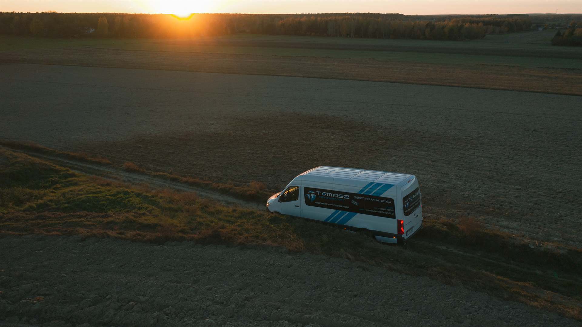 Bus Tomasz Transport o zachodzie słońca